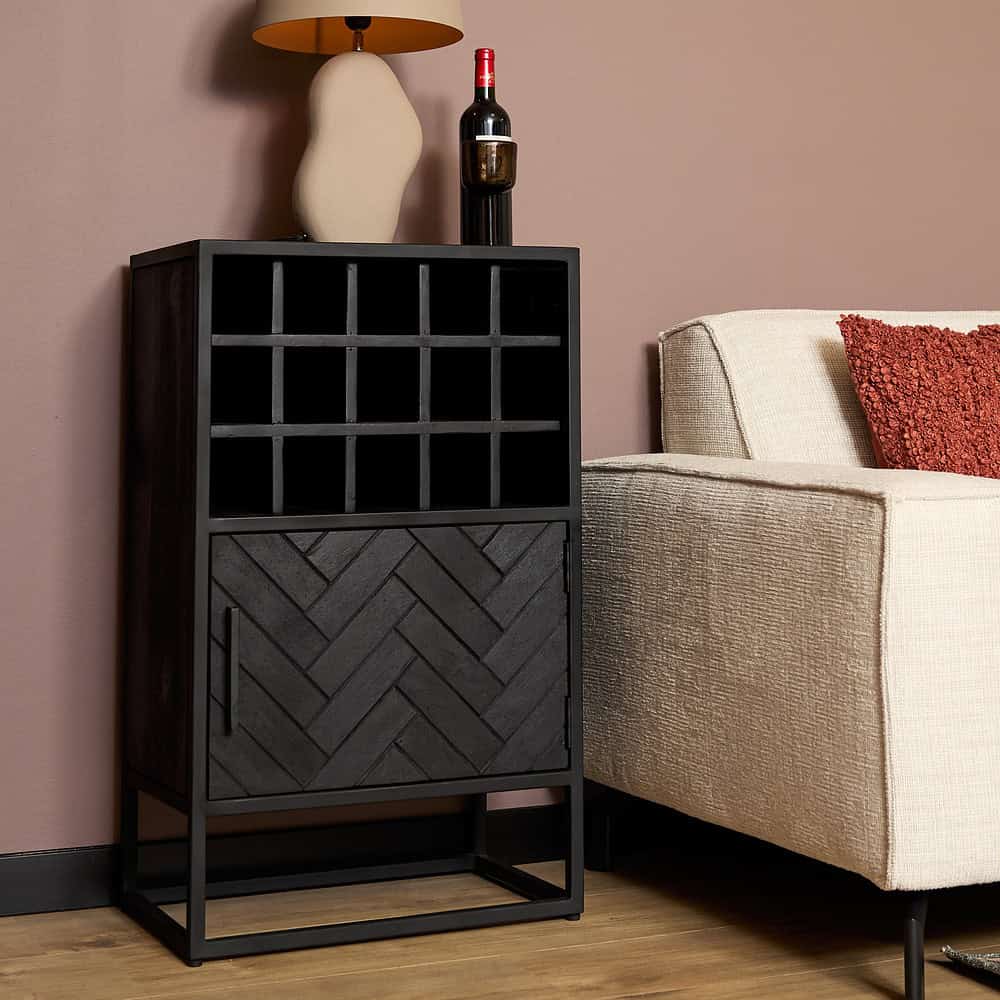 Elegante zwarte wijnkast met compartimenten en geoliede houtafwerking, perfect voor stijlvolle wijnopslag en moderne woondecoratie.