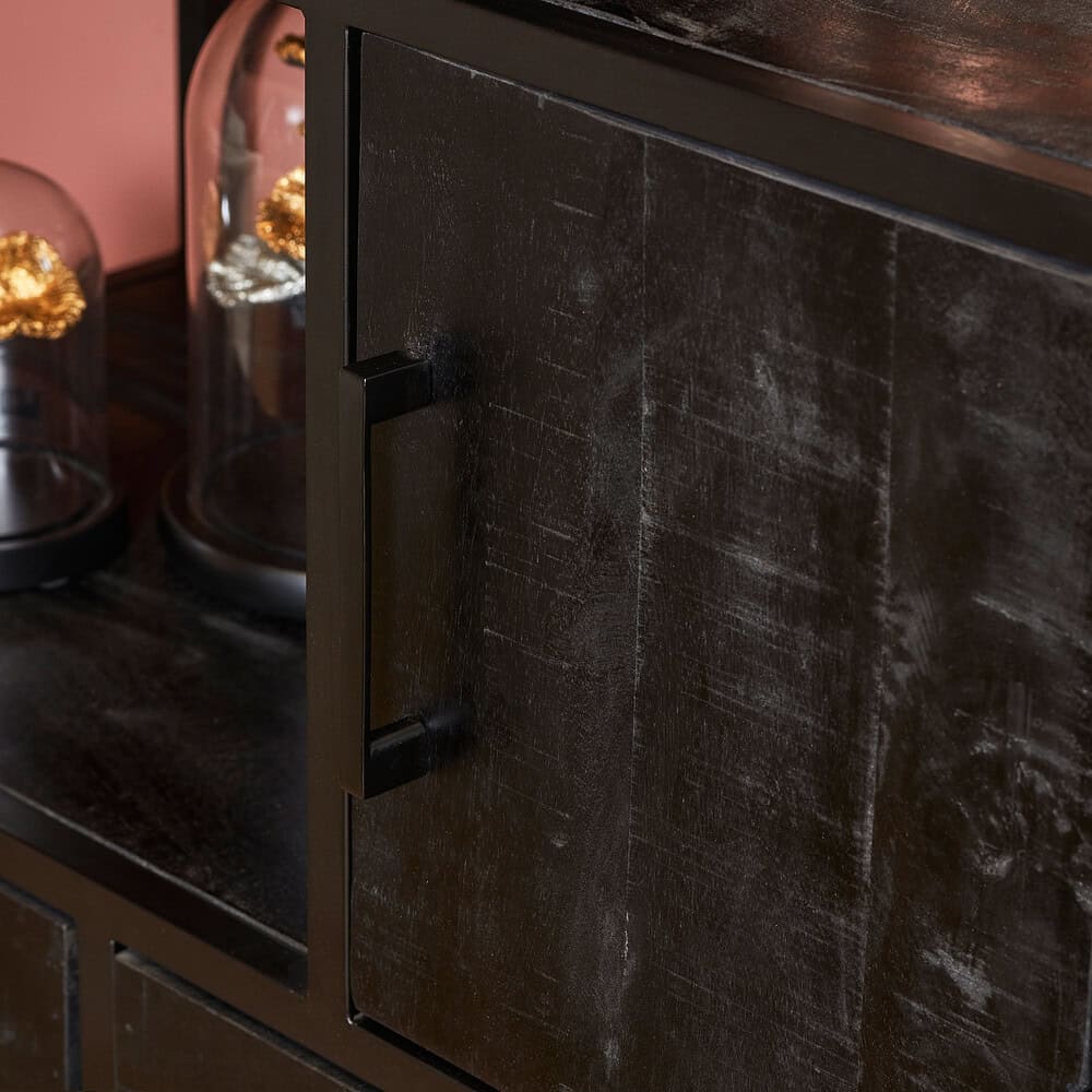 Robuuste zwarte houten keukenkast met trendy handgreep, bijzonder afgewerkt voor een luxe uitstraling, perfect voor moderne keukeninrichting.