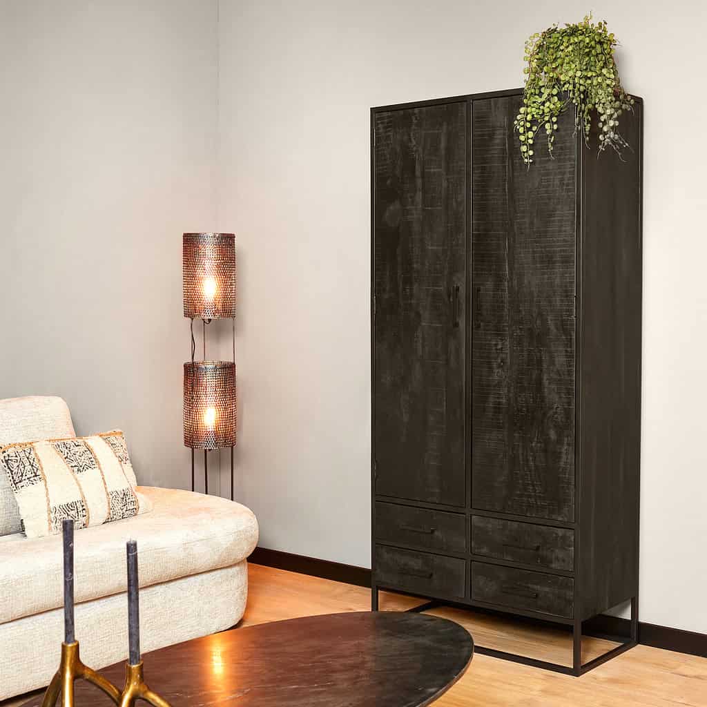 Stijlvolle zwarte houten kast met metalen frame, modern en industrieel sfeerbeeld.