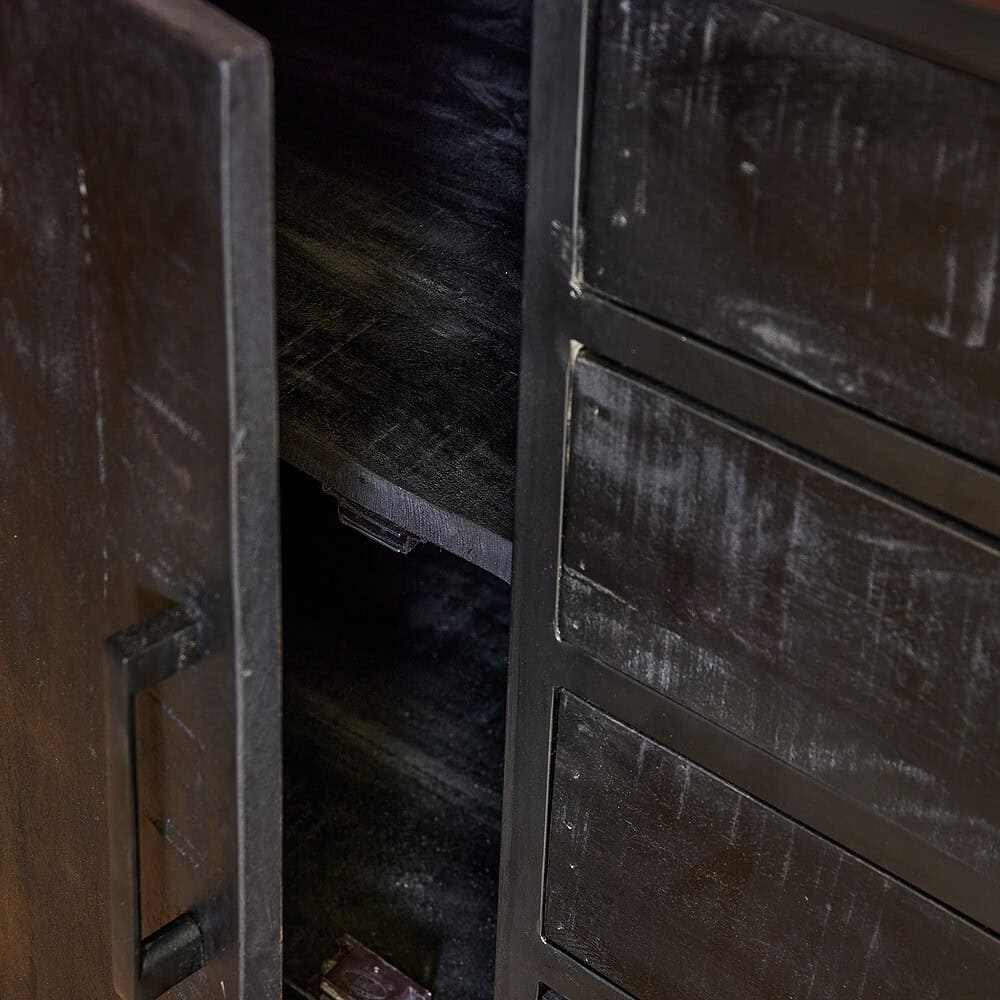 Robuuste zwarte houten ladekast van Mokana Meubelen, perfect voor een industrieel interieur en opslag. Traditioneel vakmanschap gecombineerd met modern design.