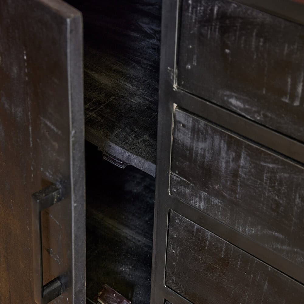 Robuuste zwarte houten dressoirkast met meerdere lades en kastdeuren, industrieel meubelstuk van Mokana Meubelen, perfect voor moderne interieurs met een vintage uitstraling.