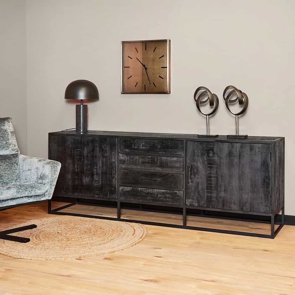 Robuuste zwarte houten dressoir met metalen frame, vintage uitstraling, ideaal voor modern interieur, met diverse opbergvakken en stijlvolle decoratie.