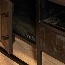 Rustieke houten kast met metalen frame en diepe opbergruimte, perfect voor industrieel interieur design.