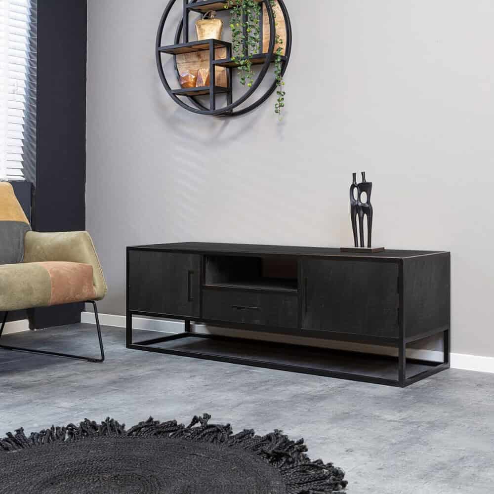 Black modern TV-meubel van Mokana Meubelen in een stijlvolle woonkamer met decoratieve accessoires en een ronde wandplank.