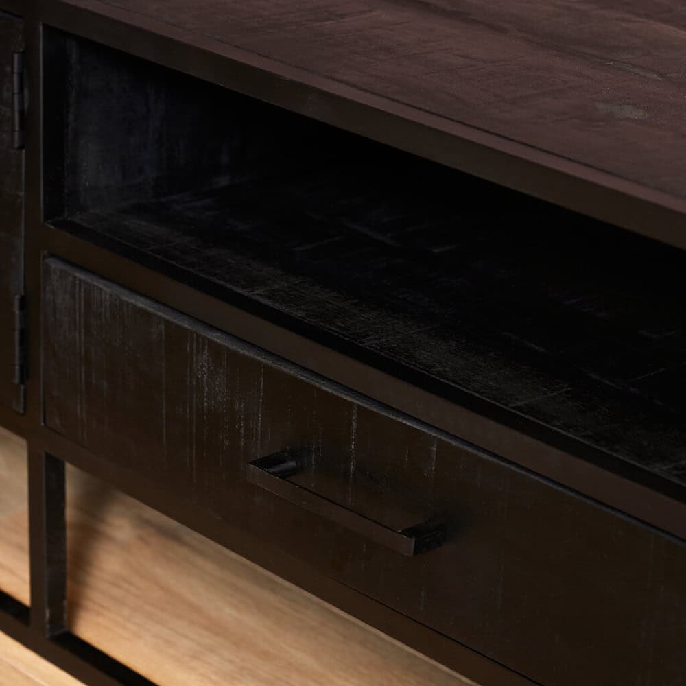 Vintage houten tv-meubel met open opbergruimte en lade, zwartbruine afwerking in modern industrieel design.