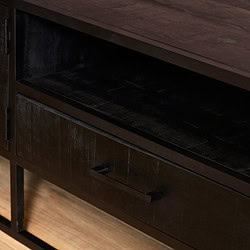 Vintage houten tv-meubel met open opbergruimte en lade, zwartbruine afwerking in modern industrieel design.