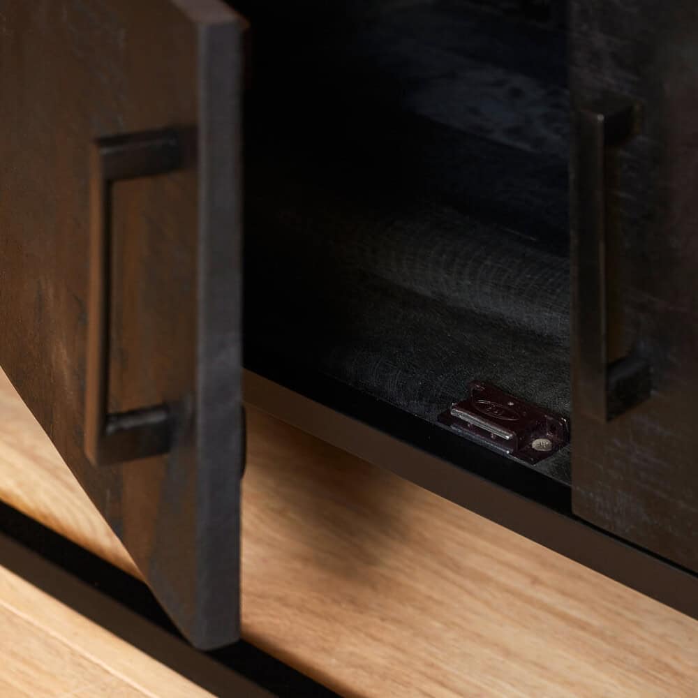 Warm moderne houten tv meubel in zwart-walnoot finish met praktische opbergmogelijkheden, details zoals verborgen ladegeleiders voor een strakke uitstraling, perfect voor stijlvolle woonruimtes.