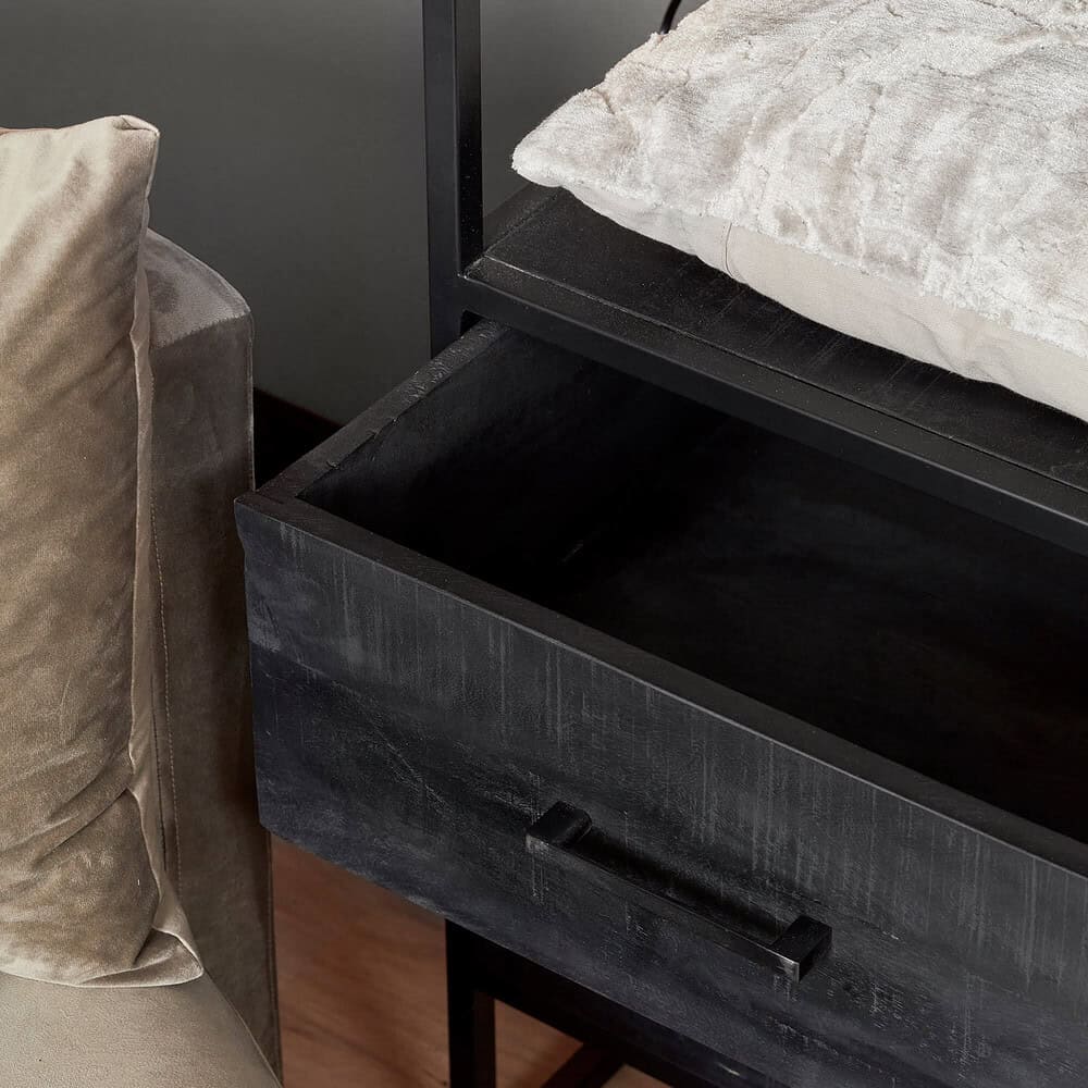 Robuuste zwarte houten ladekast van Mokana Meubelen met handige opbergruimte, perfect voor een moderne interieurstijl en diverse woonkamers en slaapkamers.