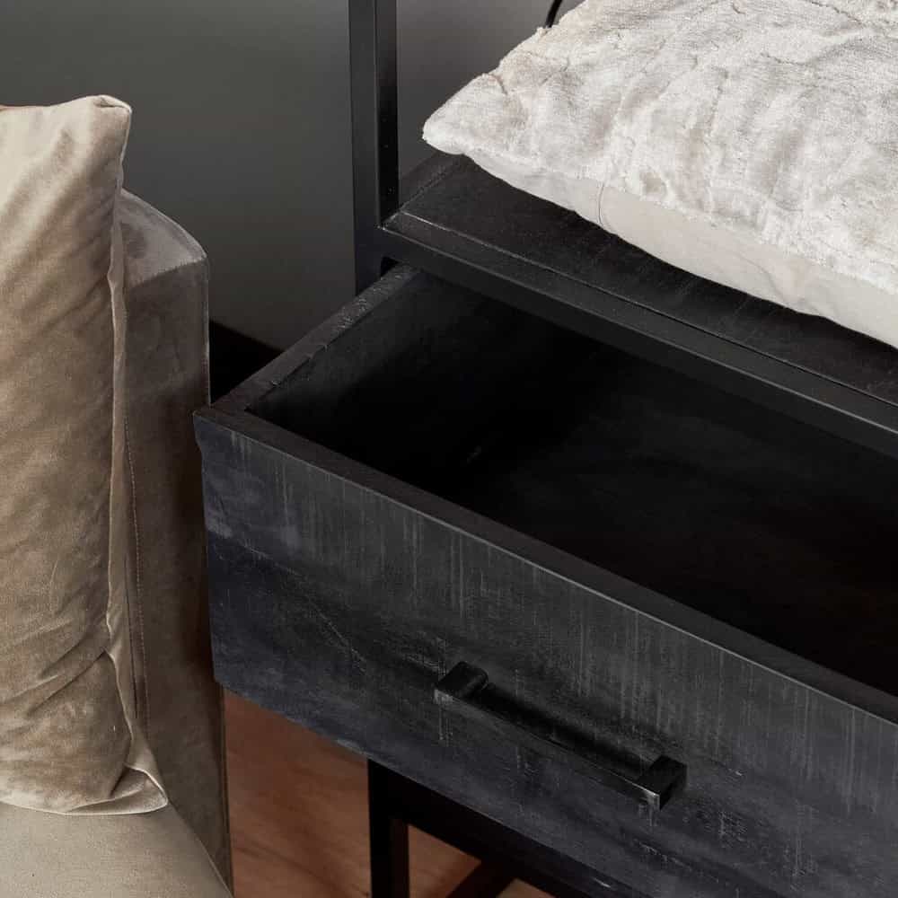 Rustieke zwarte houten nachtkastje met lade, naast beige stoffen bank met zachte kussens, modern interieur, hoogwaardige meubelstukken, stijlvolle slaapkamer of woonkamer decoratie, handgemaakt houtdesign.