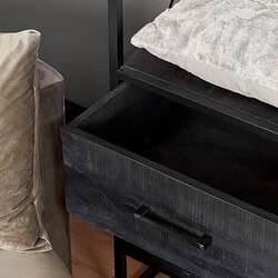 Rustieke zwarte houten nachtkastje met lade, naast beige stoffen bank met zachte kussens, modern interieur, hoogwaardige meubelstukken, stijlvolle slaapkamer of woonkamer decoratie, handgemaakt houtdesign.