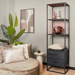 Stoere industriële vloerenkast met metalen frame en praktische opbergvakken, perfect voor een moderne woonkamer.