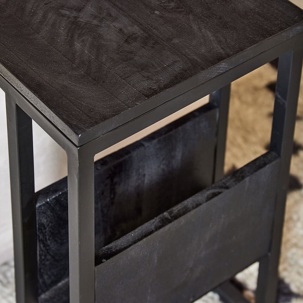 Klassieke houten bijzettafel met zwart metalen frame, modern industrieel design, perfect voor woonkamer of slaapkamer, handgemaakt, duurzame materialen, op maat gemaakt.