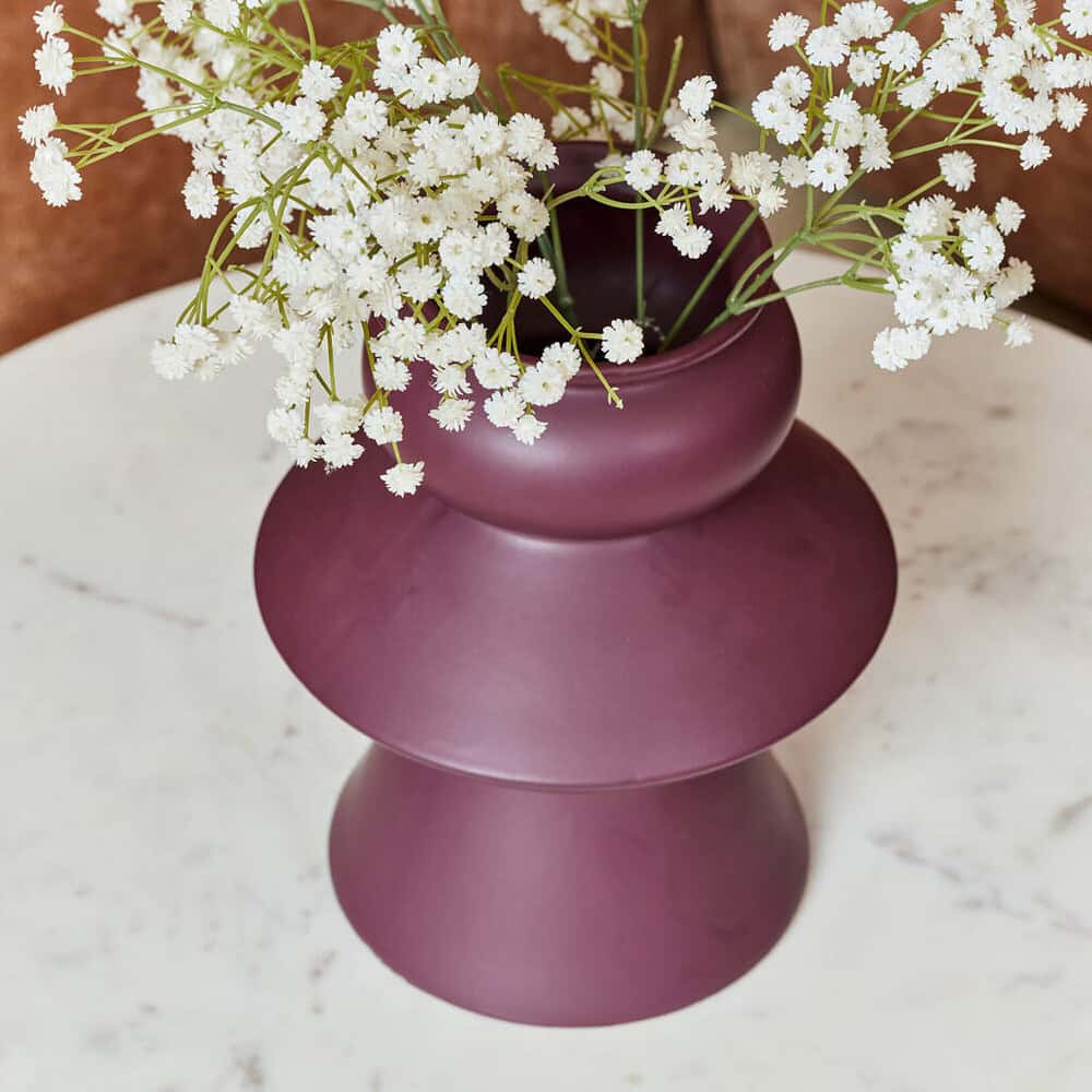 Vaas met witte bloemen, modern design, Mokana meubelen.
