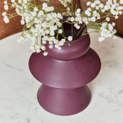 Vaas met witte bloemen, modern design, Mokana meubelen.