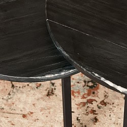 Elegante, zwarte marmeren salontafel met strakke metalen poten, perfect voor modern interieur en stijlvolle woondecoratie. Hoogwaardige afwerking en tijdloze uitstraling.