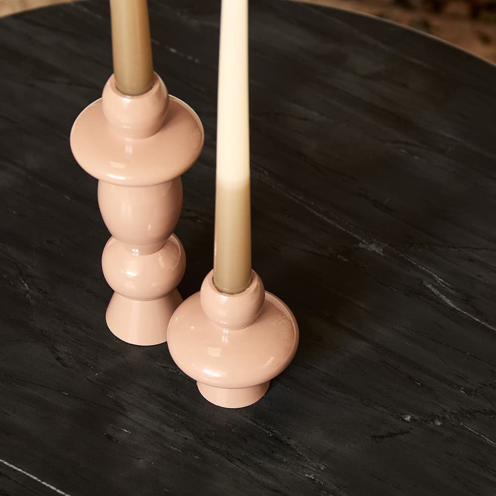 Elegante roze kandelaars op een donkere houten tafel, perfect voor moderne interieurdecoratie. Priem stijlvolle sfeer met deze houten en keramische accessoires.