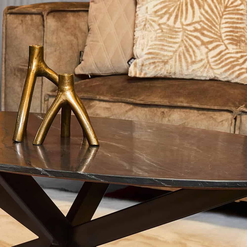 Grote zwarte marmeren salontafel met modern zwart metalen onderstel, stijlvolle en duurzame meubelkeuze.