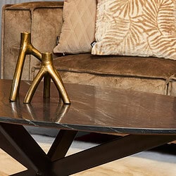 Grote zwarte marmeren salontafel met modern zwart metalen onderstel, stijlvolle en duurzame meubelkeuze.