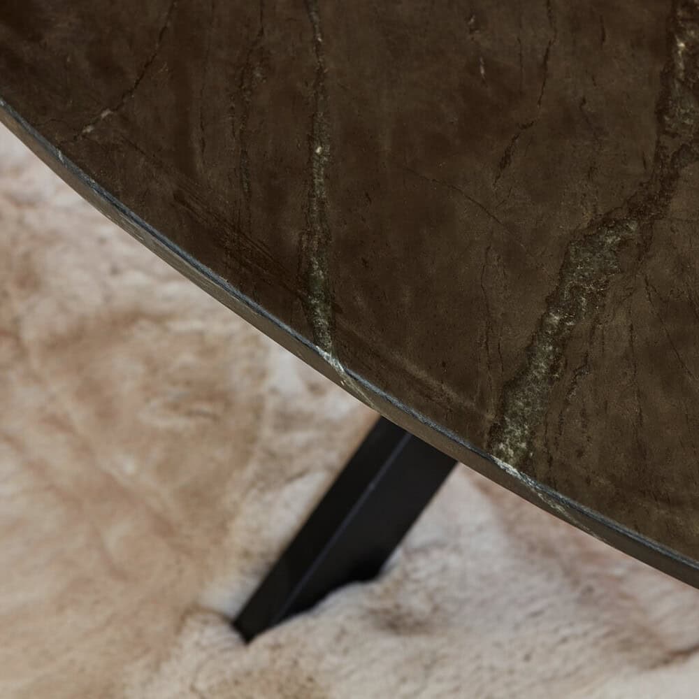 Robuuste houten tafel met stoere, verweerde uitstraling, perfect voor een industrieel interieur. Klassieke en duurzame meubelstukken vertelt het verhaal van vakmanschap en natuurlijke materialen.