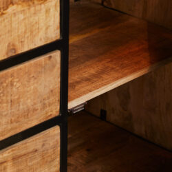 Massief houten meubel met stalen frame, modern en warm design.