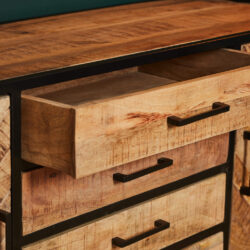 Robuuste houten ladekast met zwart metalen frame, perfect voor industrieel interieur, handgemaakte meubelen, duurzame materialen, praktische opbergladen, stijlvolle en functionele design.