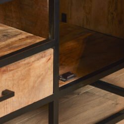 Robuuste houten industriële meubelwinkel met zwart metalen frame en natuurlijke houtafwerking, perfect voor een moderne en landelijke inrichting.