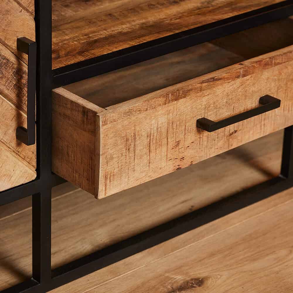 Ruige massief houten ladekast met zwart metalen frame, modern industrieel design, perfect voor landelijke of industriële interieurstijlen.