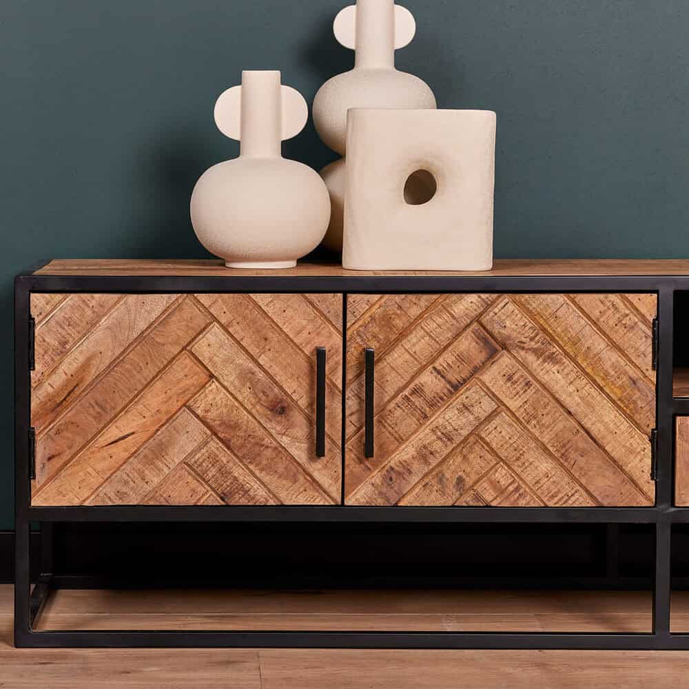 Vintage houten dressoir met zwarte metalen frame en diagonale houten patronen, modern meubel met ruime opbergruimte – perfect voor stijlvolle woonkamerinterieurs.