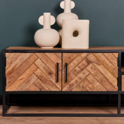 Vintage houten dressoir met zwarte metalen frame en diagonale houten patronen, modern meubel met ruime opbergruimte – perfect voor stijlvolle woonkamerinterieurs.