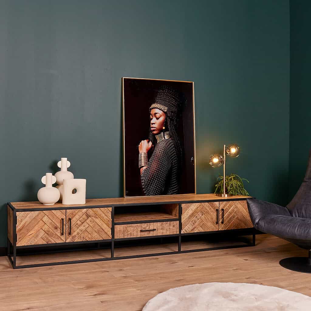 Elegante houten lowboard met zwart metalen frame, stijlvol interieurdesign met vazen en lamp, perfect voor moderne woonkamer.