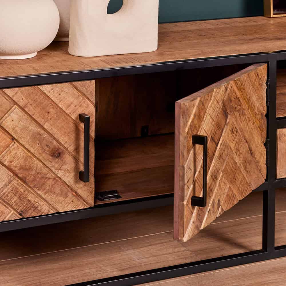 Houten dressoir met zwart metalen frame en natuurlijke houten deuren, modern meubelstuk voor woonkamer of hal.