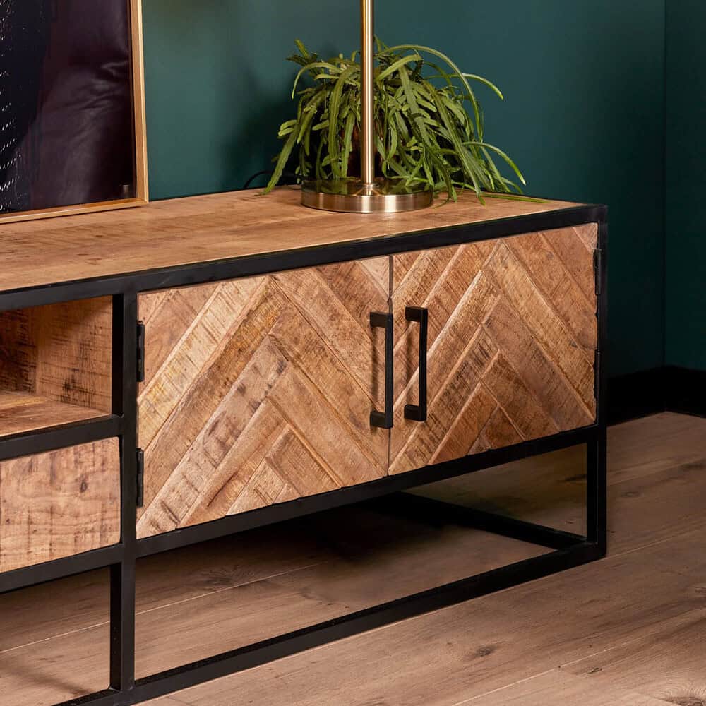 Hoogwaardige houten meubelkast met industriële zwart metalen frame, perfect voor moderne interieurs, met een natuurlijke afwerking en stijlvolle deurknoppen, ideaal voor woon- of kantoorruimte.