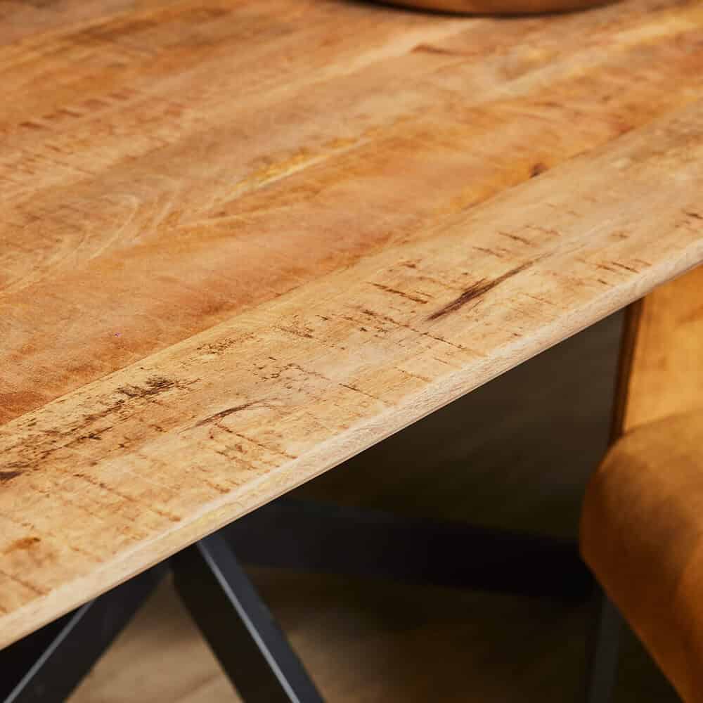 Eikenhouten tafel met rustieke afwerking en natuurlijke uitstraling, perfect voor een gezellige woonkamer of eetkamer.