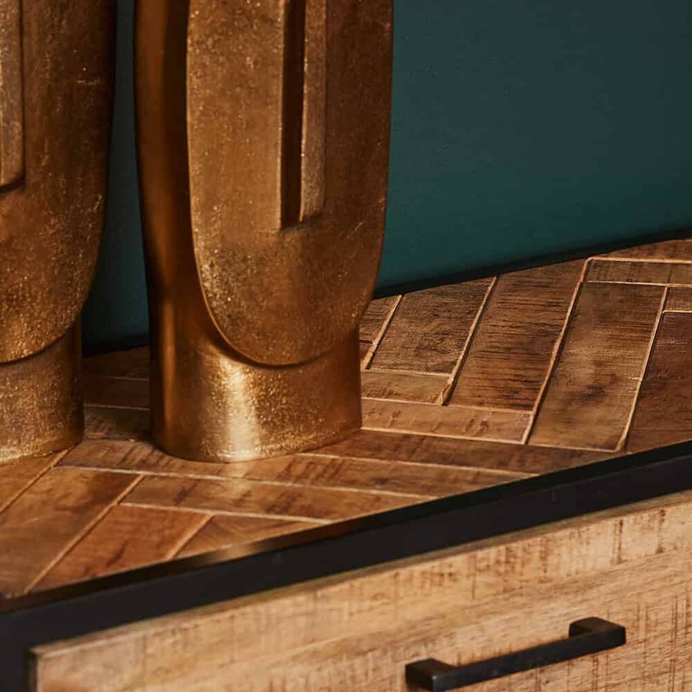 Bronzen beeld en houten meubelstuk, handgemaakt, industrieel design, interieurdecoratie, luxe afwerking, duurzame materialen, modern meubels, artistiek kunstwerk, unieke eyecatcher, ambachtelijk vervaardigd, stijlvolle woninginrichting, mokana meubelen.