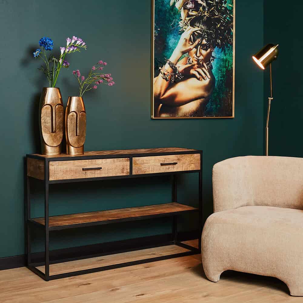 Elegante houten en metalen salontafel met twee laden, perfect voor woonkamerinterieur, gecombineerd met goudkleurige vaas en moderne kunst voor een stijlvolle sfeer.