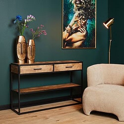 Elegante houten en metalen salontafel met twee laden, perfect voor woonkamerinterieur, gecombineerd met goudkleurige vaas en moderne kunst voor een stijlvolle sfeer.