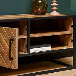 Modern houten badkamerkast met zwart metalen frame en natuurlijke houtafwerking, ideaal voor stijlvolle opbergruimte.