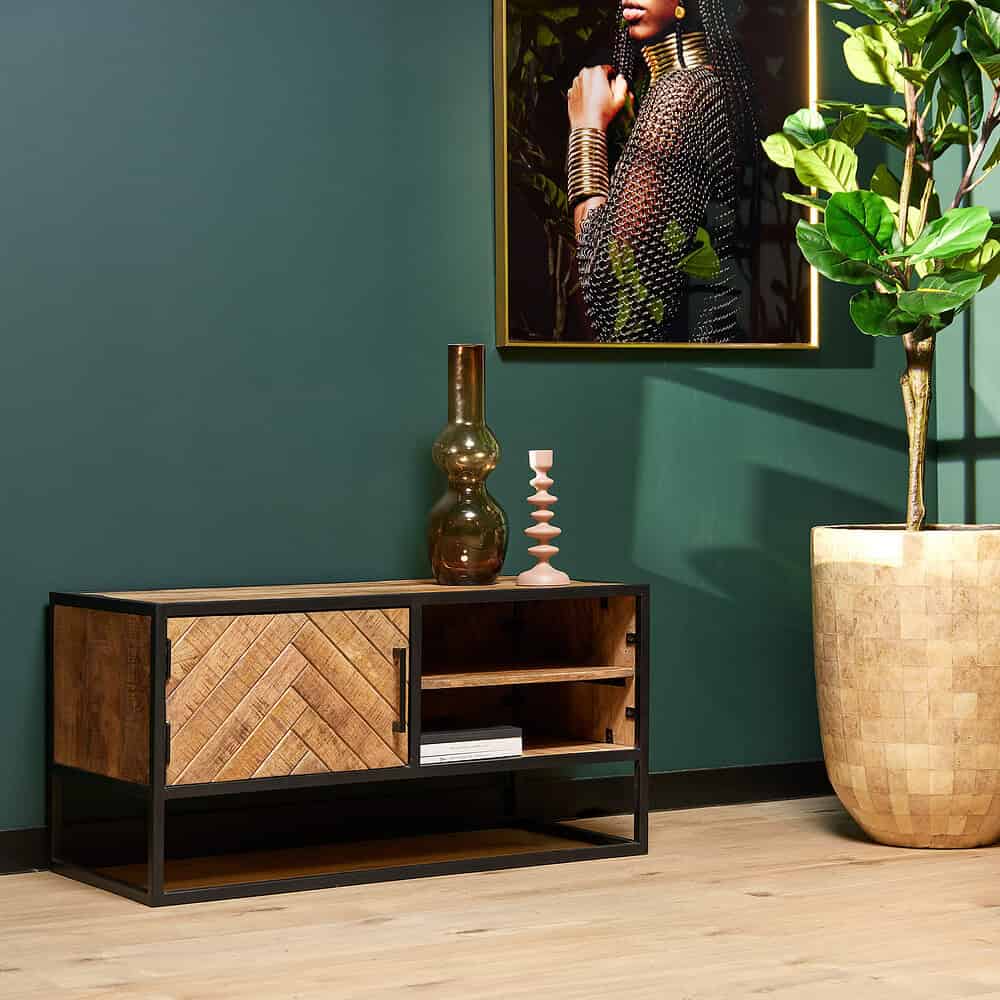 Elegante houten tv-meubel met zwart metalen frame en visgraat patroon, perfect voor modern interieur.