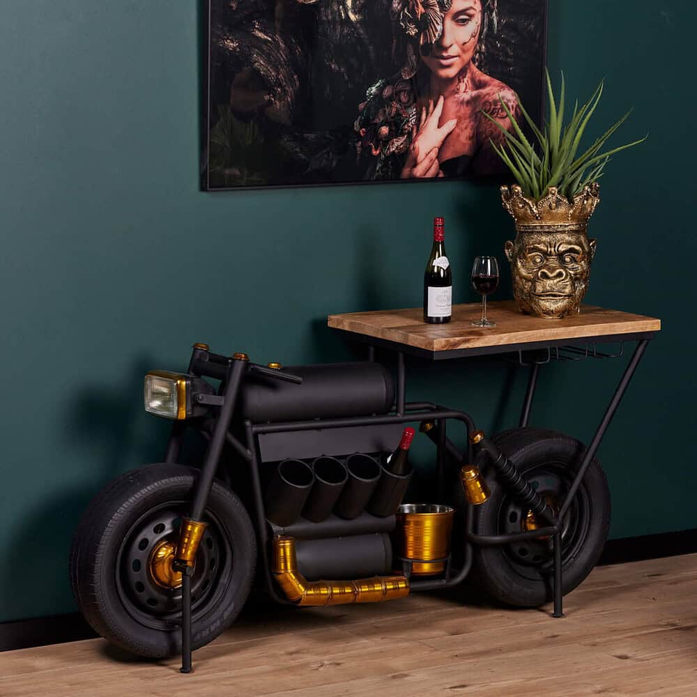Unieke barwagen in de vorm van een motorfiets met houten blad en gouden details, ideaal voor moderne interieur- of barinrichtingen.