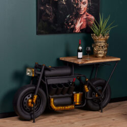 Unieke barwagen in de vorm van een motorfiets met houten blad en gouden details, ideaal voor moderne interieur- of barinrichtingen.