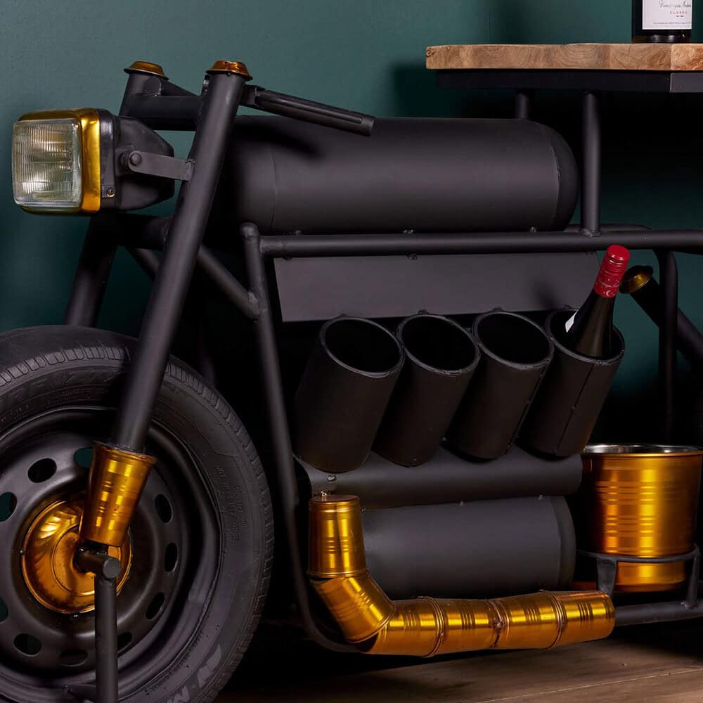 Motorfietsen meubelen creatief design zwart goud unieke decoratie stijlvolle woonaccessoires.