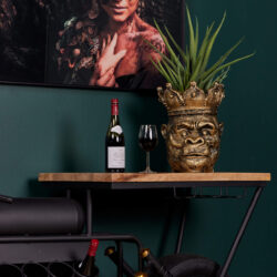 Unieke houten salontafel met metalen frame, perfect voor moderne interieurs.