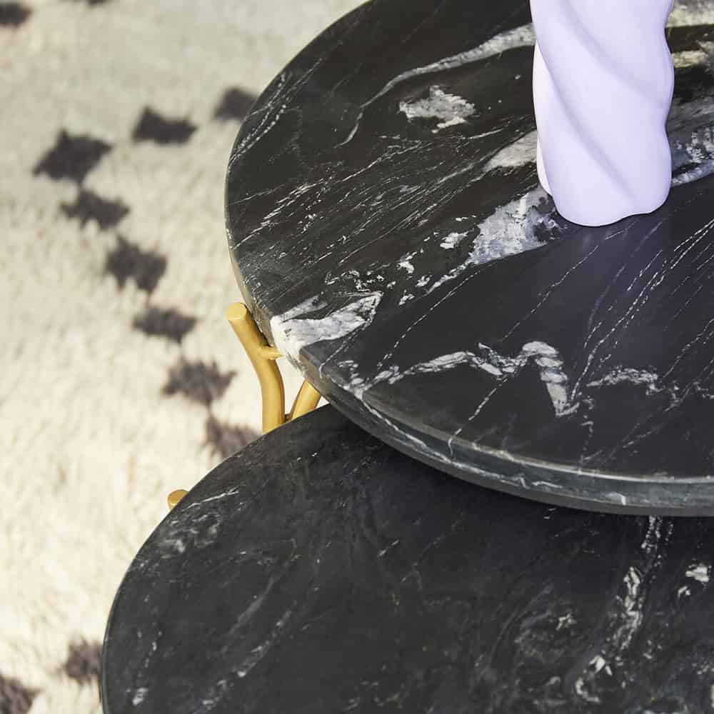 Elegant marmeren bijzettafels met goudkleurige accenten, geschikt voor moderne interieurs en stijlvolle woonruimtes.