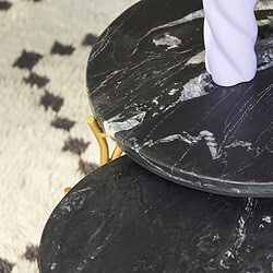 Elegant marmeren bijzettafels met goudkleurige accenten, geschikt voor moderne interieurs en stijlvolle woonruimtes.