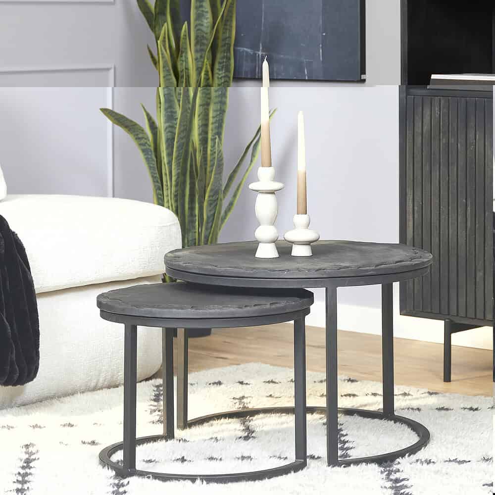 Moderne ronde bijzettafels met zwart natuurstenen bladen en metalen onderstellen, perfect voor een stijlvolle woonruimte.