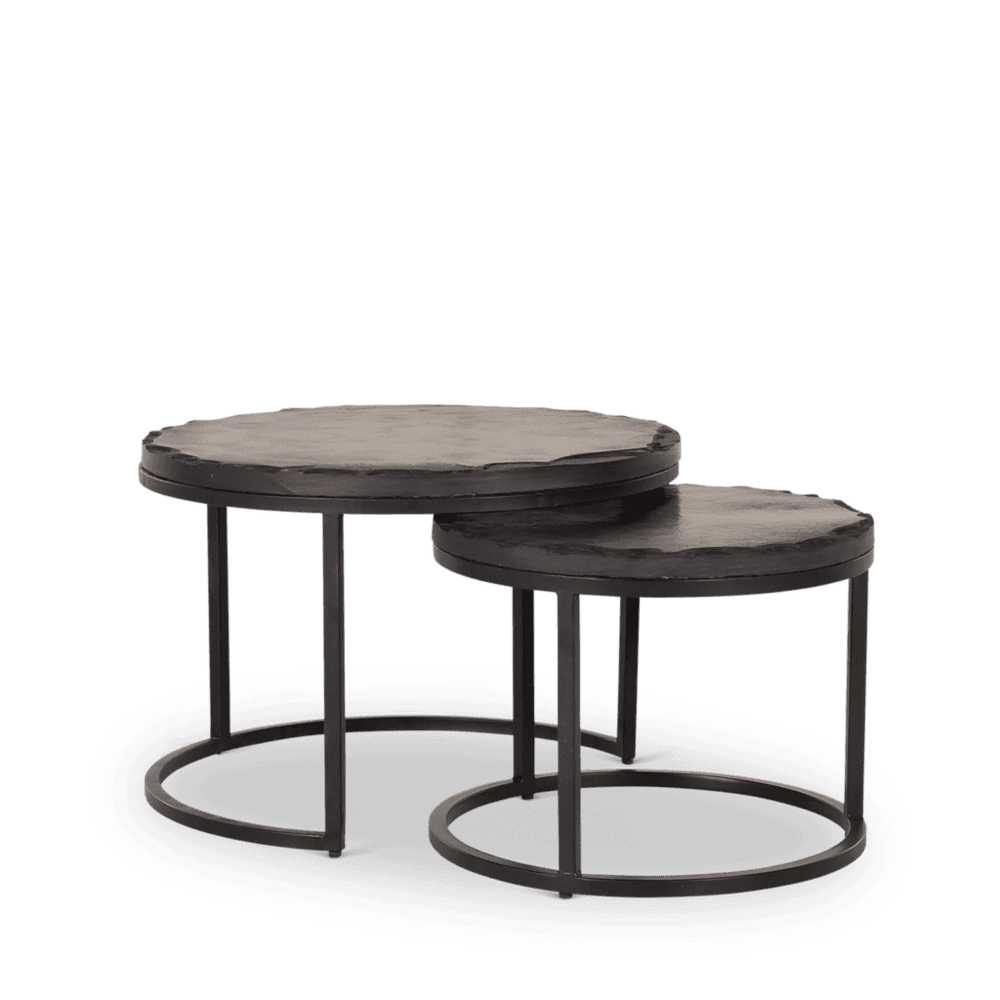 Antik metalen en marmeren bijzettafels voor interieurdecoratie en modern wonen.
