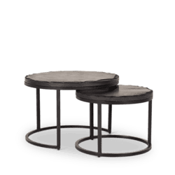 Antik metalen en marmeren bijzettafels voor interieurdecoratie en modern wonen.