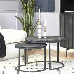 Moderne ronde bijzettafels met zwart natuurstenen bladen en metalen onderstellen, perfect voor een stijlvolle woonruimte.