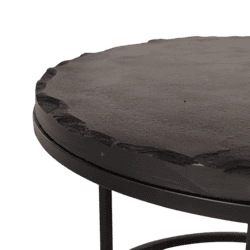 Hoogwaardige zwarte houten tafel met onregelmatige rand, modern design, maatwerk meubel voor salontafel of bijzettafel.