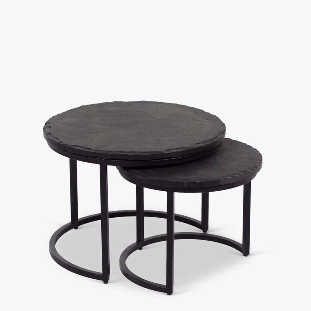 Slate bijzettafels van zwart natuurlijk gesteente met zwart metalen frame, modern en stijlvol design voor woonkamer of entree.